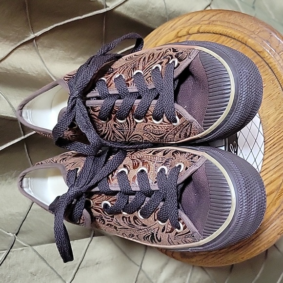 EUC- RARE Ball-Band Embossed Canvas Unisex Sneaker - Picture 2 of 8